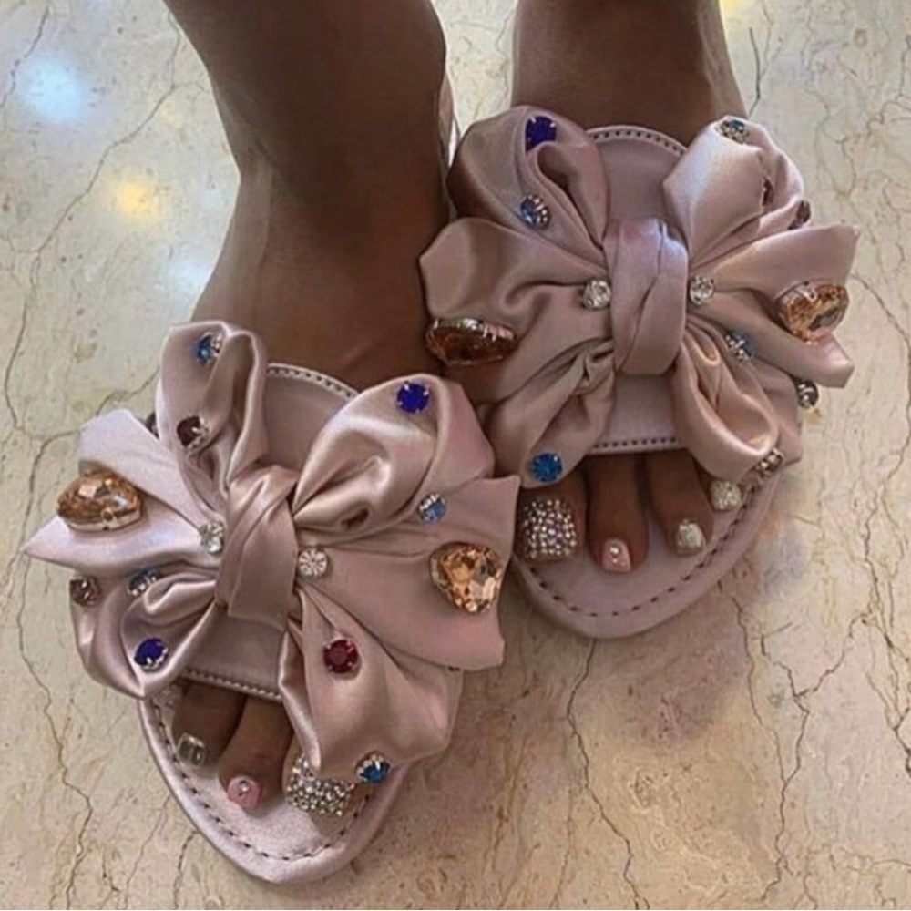 Flat satin women's sandals
 in pink comes in two stones color